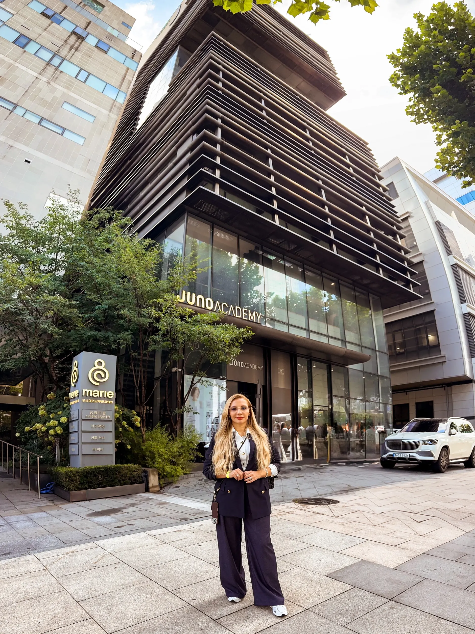 Patricia Barroso diante de um prédio na Coreia do Sul, no primeiro dia de curso.