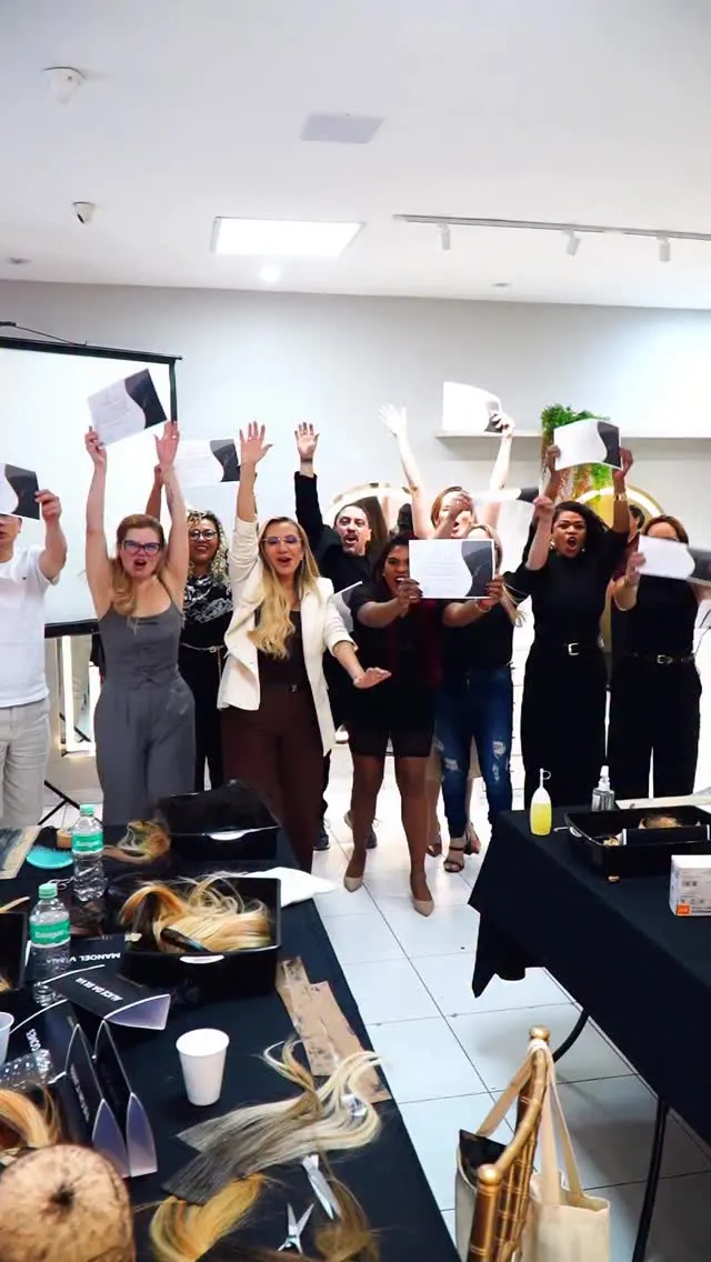 Turma de alunas comemorando o fim de um curso no salão.