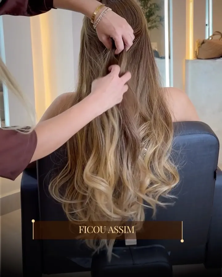 Costas de cliente com cabelo longo castanho com pontas claras, após a correção.