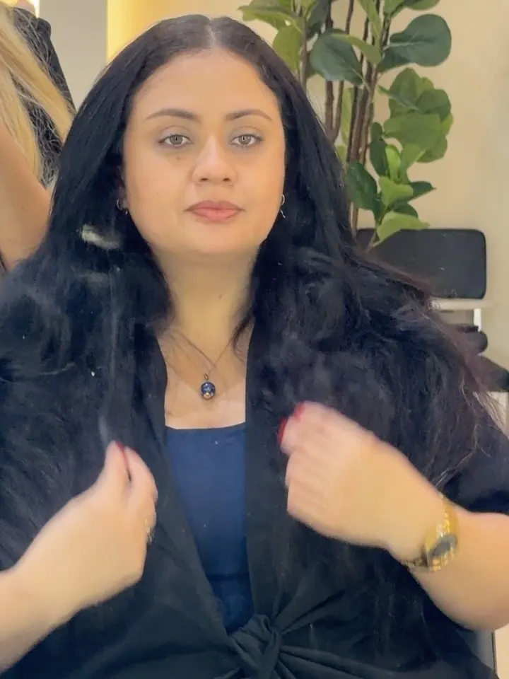 Registro anterior: cliente com cabelo preto na altura do peito.