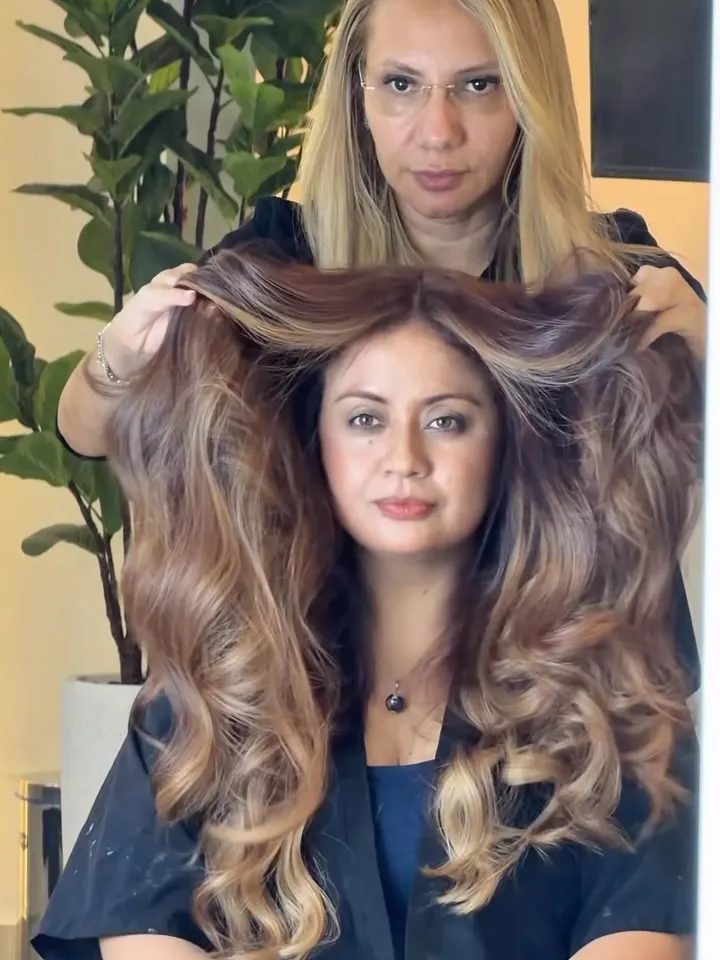 Resultado: cabelo castanho iluminado, longo e com volume.